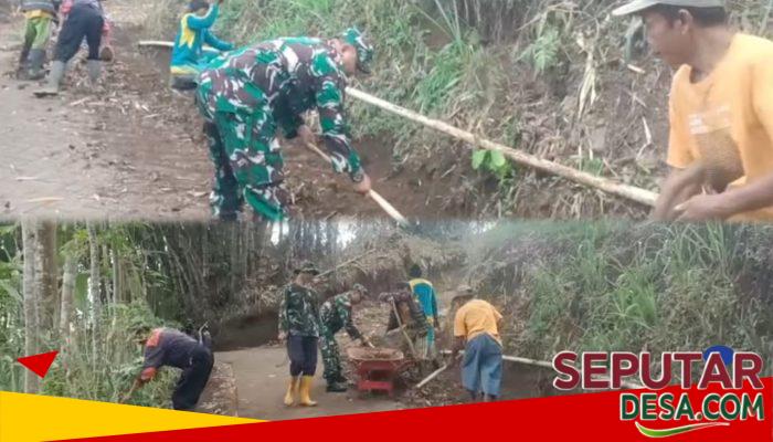 Gotong Royong Bersihkan Jalan Desa, Babinsa Ajak Warga Jaga Lingkungan Tetap Nyaman