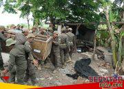 "Petugas gabungan Satpol PP dan instansi terkait saat melakukan penertiban bangunan liar di eks Lokalisasi Krengseng, Krian"