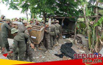 "Petugas gabungan Satpol PP dan instansi terkait saat melakukan penertiban bangunan liar di eks Lokalisasi Krengseng, Krian"