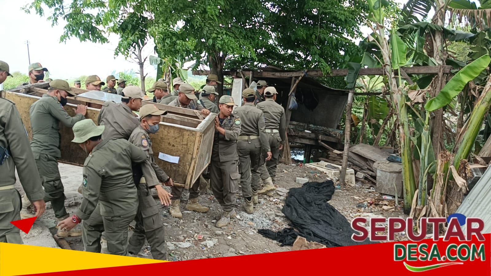 "Petugas gabungan Satpol PP dan instansi terkait saat melakukan penertiban bangunan liar di eks Lokalisasi Krengseng, Krian"