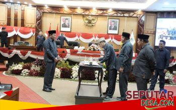 "Bupati Sidoarjo H. Subandi saat menghadiri rapat paripurna pengesahan KUA-PPAS Perubahan 2026 di Gedung DPRD Sidoarjo"