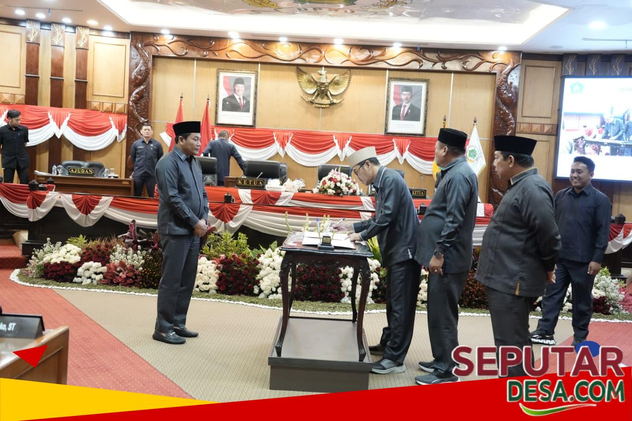 "Bupati Sidoarjo H. Subandi saat menghadiri rapat paripurna pengesahan KUA-PPAS Perubahan 2026 di Gedung DPRD Sidoarjo"
