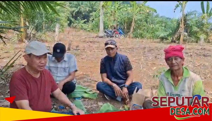 Duduk Beralas Daun Pisang, Anggota DPRD Lampung Temui Petani dan Serap Aspirasi