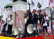 Supriyono alias Botok, koordinator Aliansi Masyarakat Pati Bersatu (AMPB) Orasi di depan Gedung DPR-MPR RI.
