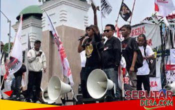 Supriyono alias Botok, koordinator Aliansi Masyarakat Pati Bersatu (AMPB) Orasi di depan Gedung DPR-MPR RI.