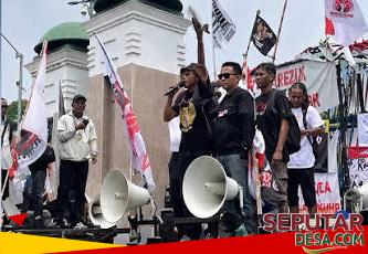 Supriyono alias Botok, koordinator Aliansi Masyarakat Pati Bersatu (AMPB) Orasi di depan Gedung DPR-MPR RI.