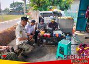 Babinsa Pandaan Dampingi Penyaluran Bantuan untuk Korban Kebakaran di Kutorejo