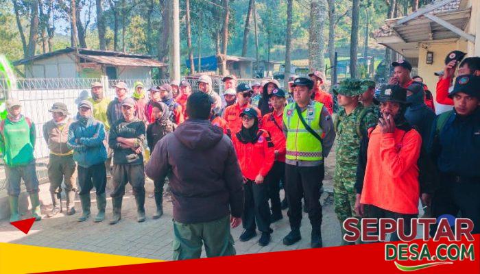 Bhabinkamtibmas Sumberbrantas Kawal Tim 1 Karhutla Polres Batu Menuju Titik Api Arjuno dari Pos Tahura R. Suryo