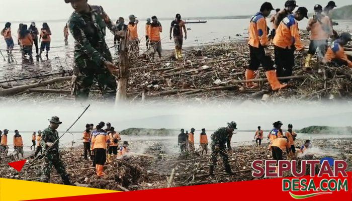 Cegah Banjir dan Jaga Kelestarian Lingkungan, Babinsa Nguling Bersama Warga Bersihkan Muara Sungai Lawean
