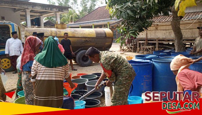 Kodim 0828/Sampang Bersama Posramil Karangpenang Salurkan 6.000 Liter Air Bersih untuk Warga Bungcarba