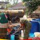 Kodim 0828/Sampang Bersama Posramil Karangpenang Salurkan 6.000 Liter Air Bersih untuk Warga Bungcarba