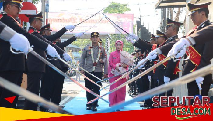 Tradisi Pedang Pora Warnai Penyambutan Kapolres Batu AKBP Panji Gedhe Prabawa