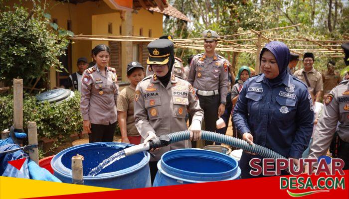 Kemarau Panjang, Polres Purworejo Salurkan 4.000 Liter Air Bersih untuk Warga Girijoyo