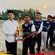 KH Rohmatul Akbar Rifa’i ST Serahkan Trofi Juara III Liga Unit 2026 Ponpes Darul Ulum Jombang